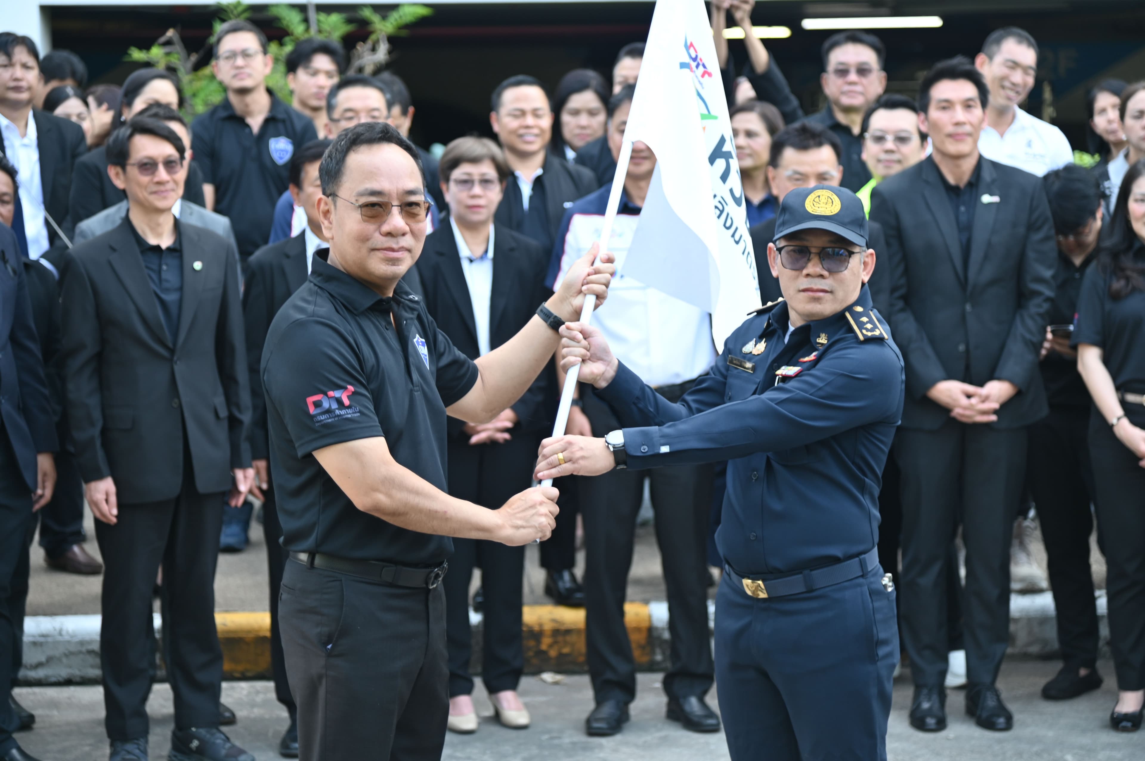 พาณิชย์คุมเข้มช่วงเทศกาลปีใหม่ ปล่อยขบวนรถสายตรวจเฉพาะกิจ ตรวจหัวจ่ายน้ำมันทั่วประเทศ ย้ำลดค่าครองชีพ–สร้างความเป็นธรรมตามนโยบายรัฐมนตรีพาณิชย์