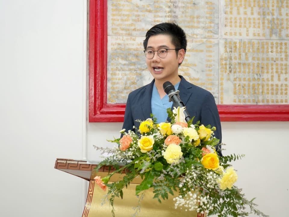 คุณหมอมาร์ค สุรเชษฐ์ จากชาญคลินิก รับหน้าที่พิธีกรในงานความร่วมมือด้านสุขภาพไทย–จีน 