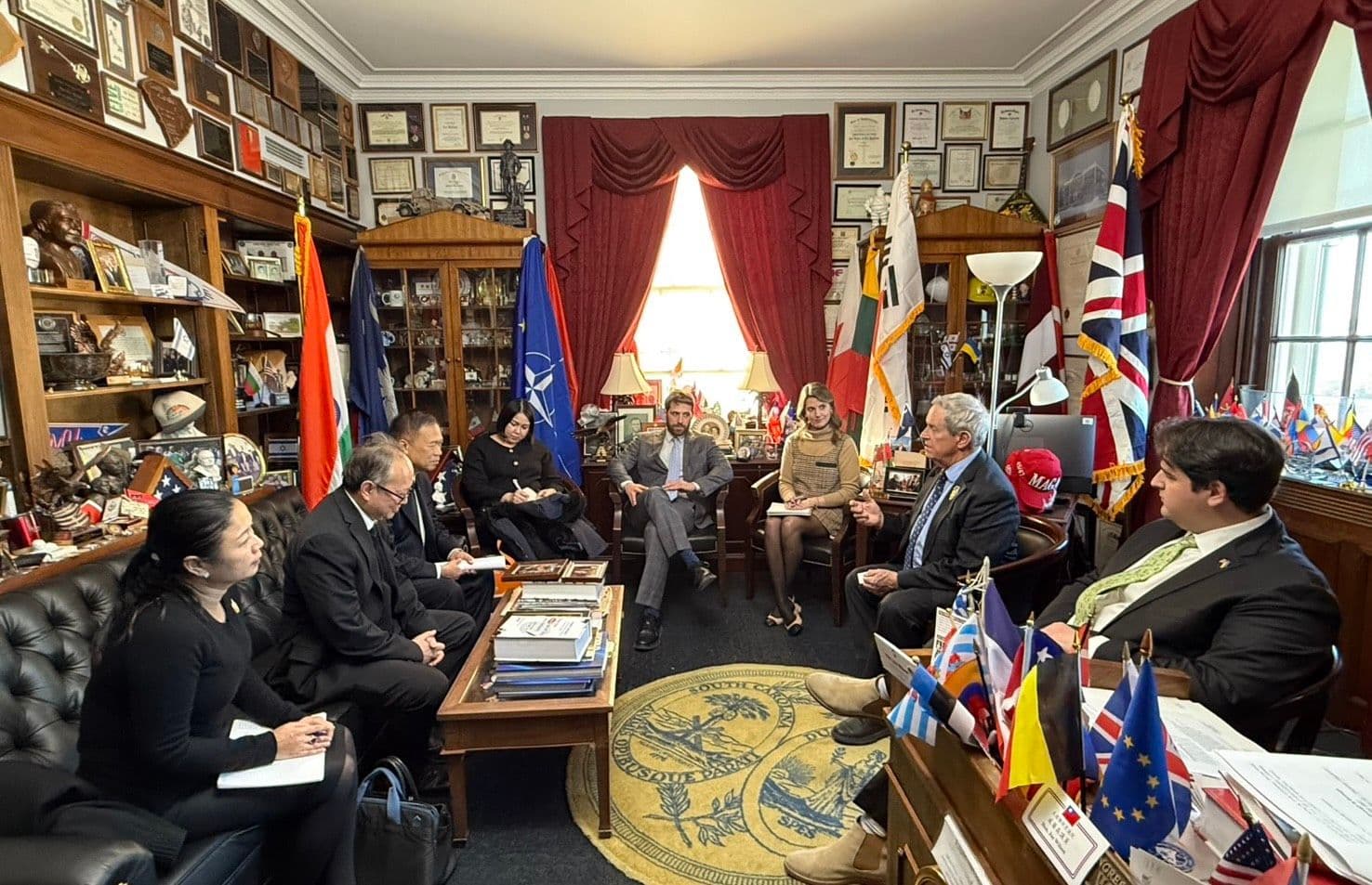 ผู้ช่วยรัฐมนตรีประจำกระทรวงการต่างประเทศพบหารือกับ สส. Joe Wilson ประธานร่วมกลุ่มมิตรภาพสมาชิกรัฐสภาไทย-สหรัฐอเมริกา ระหว่างการเยือนกรุงวอชิงตัน