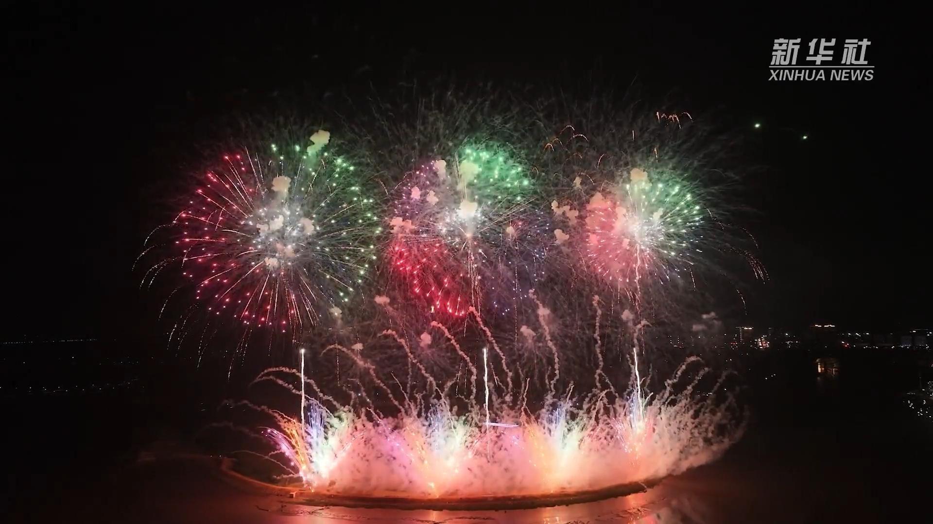 ฝูชิงโชว์ 'โดรน-พลุ' แสงสีตระการตา เชิดชูเหล่าแรงงาน