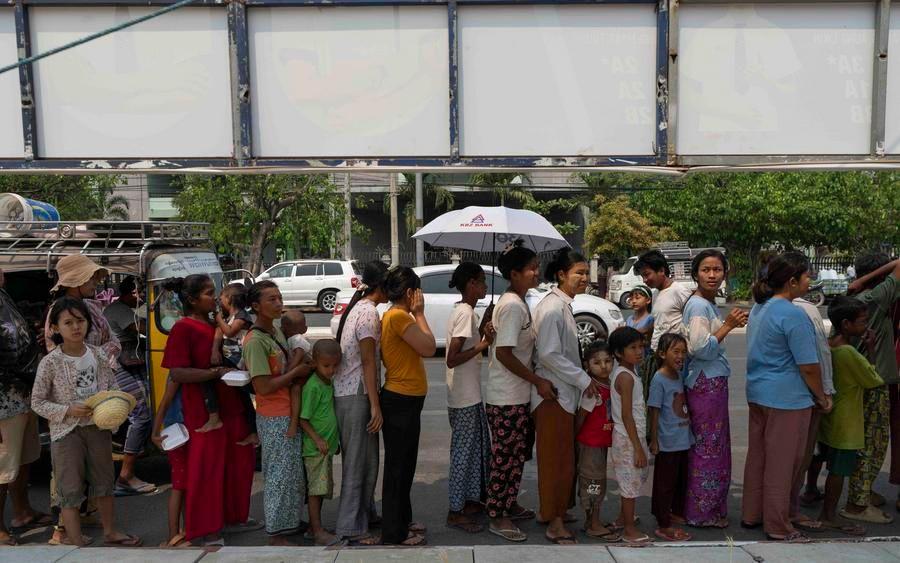 ชาวเมียนมาต่อแถวรับอาหาร-สิ่งของในค่ายพักพิงชั่วคราว