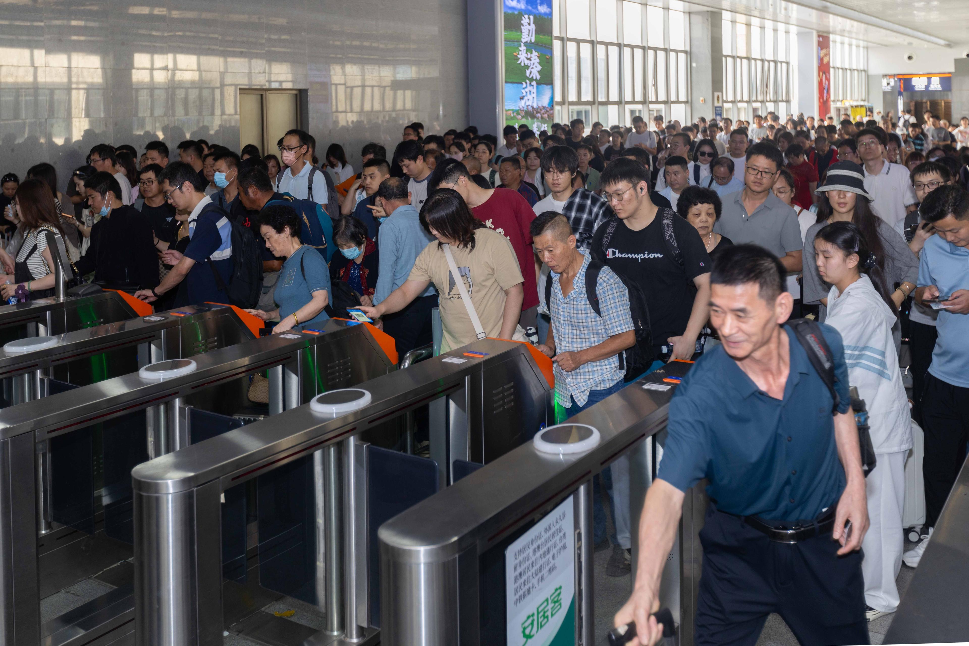 สถานีรถไฟจีนคึกคัก รับหยุดยาววันชาติ