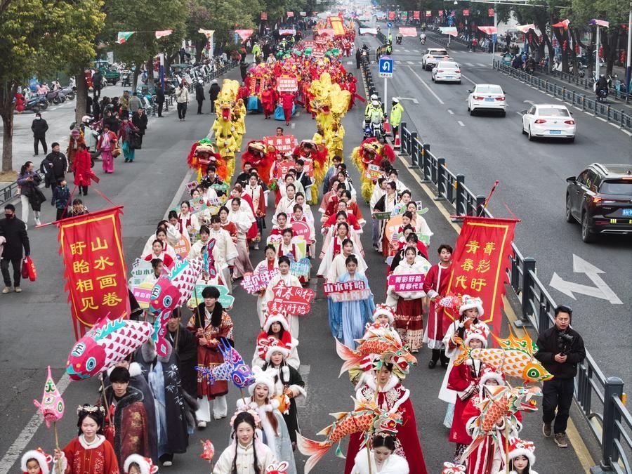 สีสันขบวนแห่ 'เทศกาลหยวนเซียว' คึกคักกลางเมืองในเจียงซู