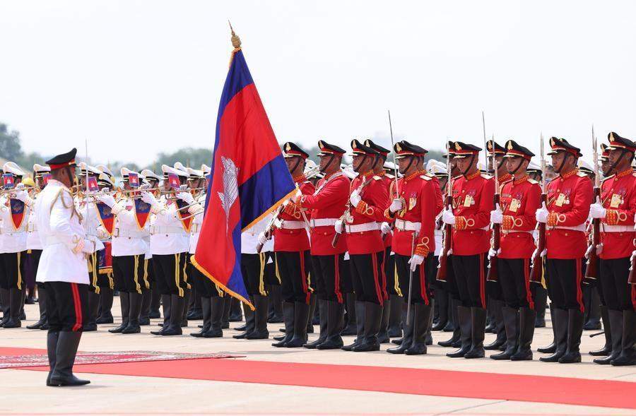 สีจิ้นผิงเดินทางถึงพนมเปญ เยือน 'กัมพูชา' อย่างเป็นทางการ