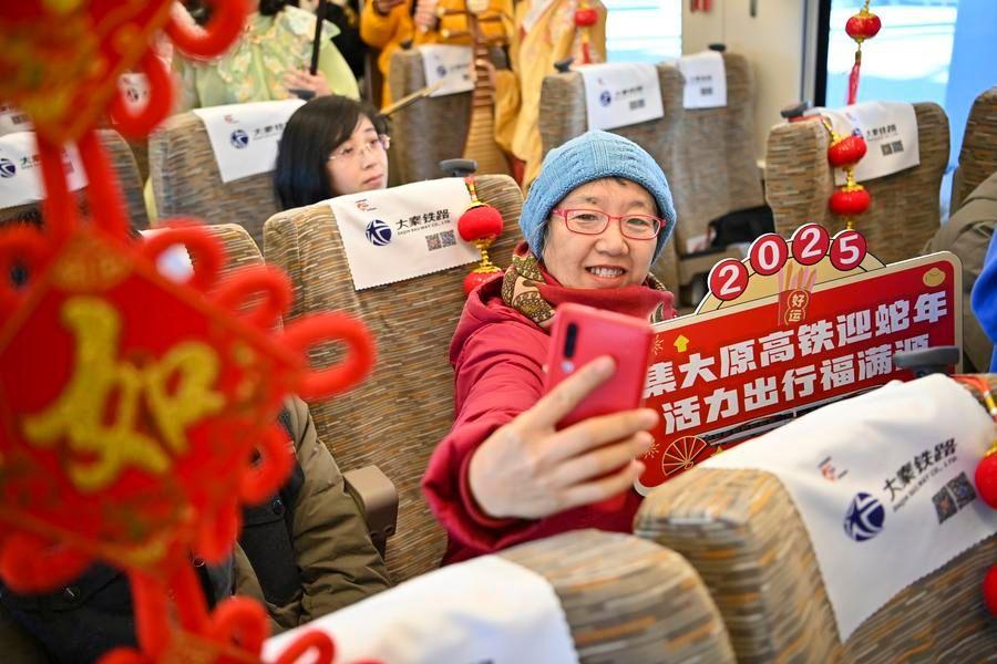 จีนมุ่งปรับปรุง 'รถไฟท่องเที่ยว' เป็นมิตรกับ 'ผู้สูงอายุ' ยิ่งขึ้น