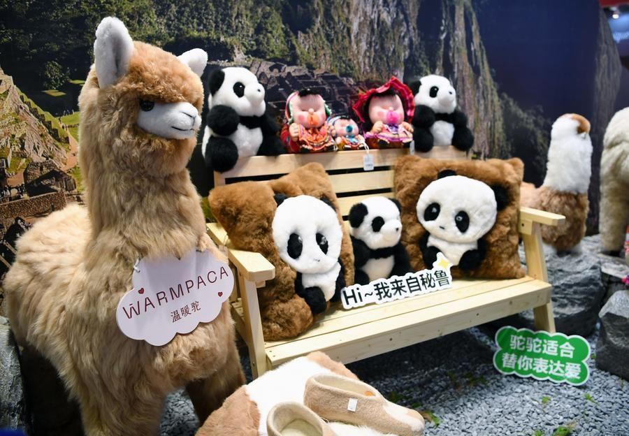 กองทัพ 'ตุ๊กตาอัลปาก้า' อวดความน่ารักในงาน CIIE ครั้งที่ 7
