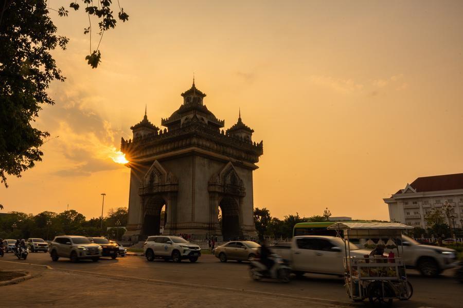 ลาวเล็งย้ายสายไฟลงดิน ปรับปรุงโครงสร้างพื้นฐาน