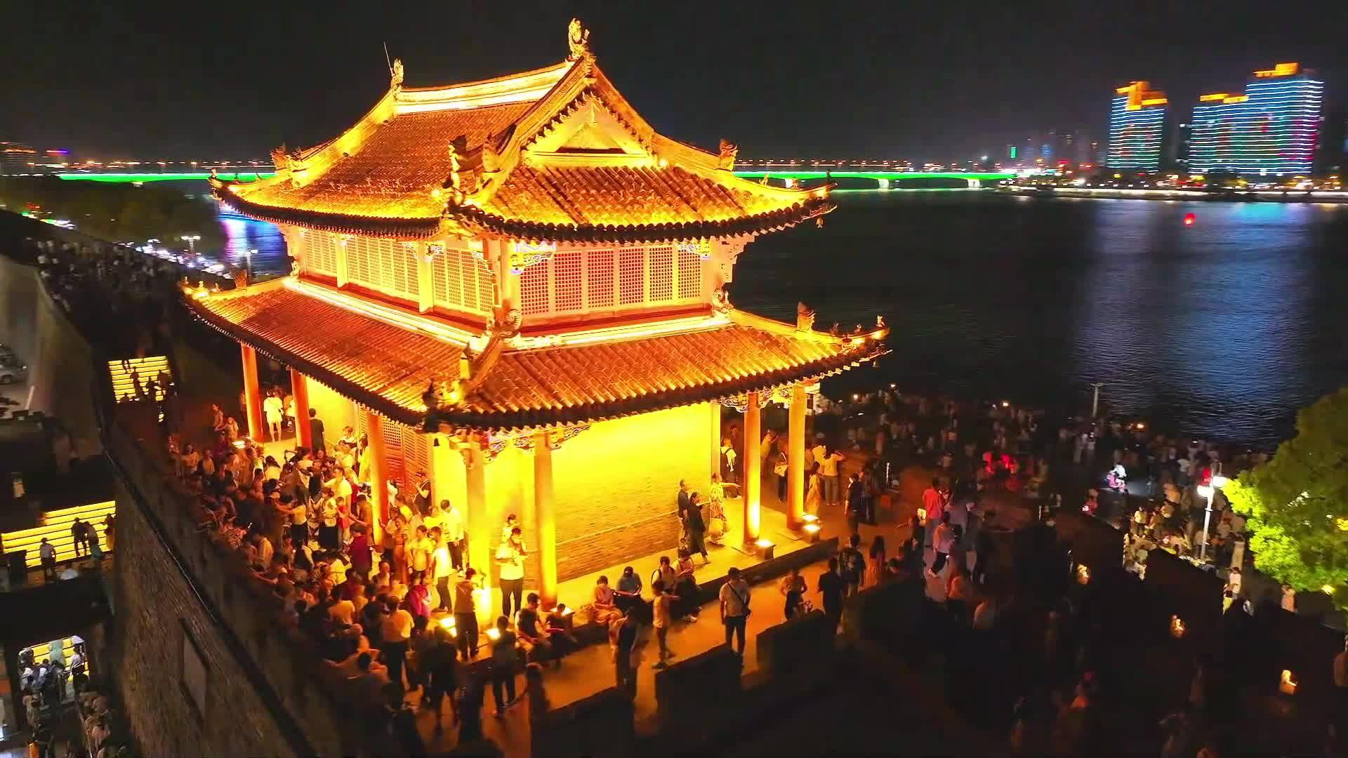 สีสัน 'เมืองโบราณ' สุดคึกคัก กระตุ้นเศรษฐกิจกลางคืนในหูเป่ย