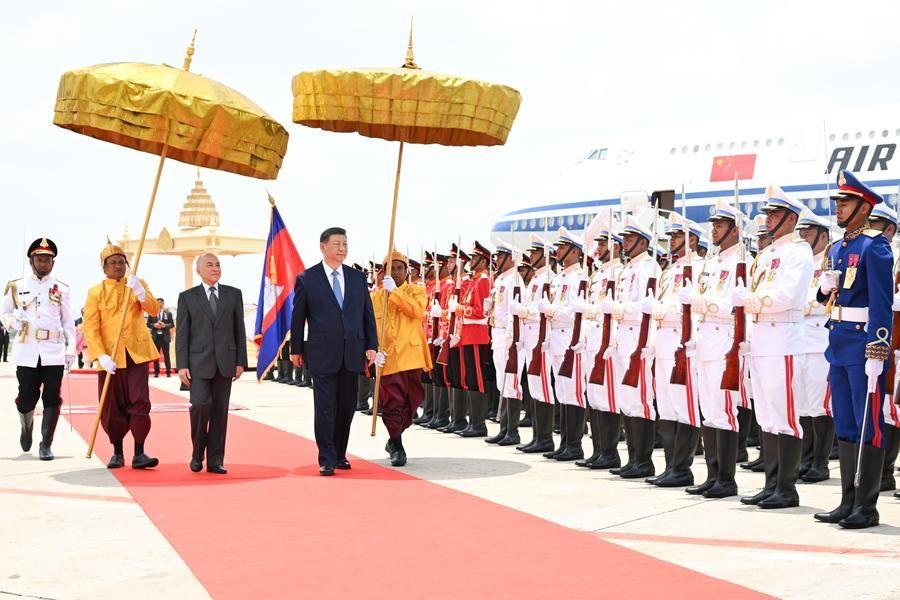 พิธีต้อนรับ 'สีจิ้นผิง' ที่สนามบินในพนมเปญ จัดโดยกษัตริย์กัมพูชา