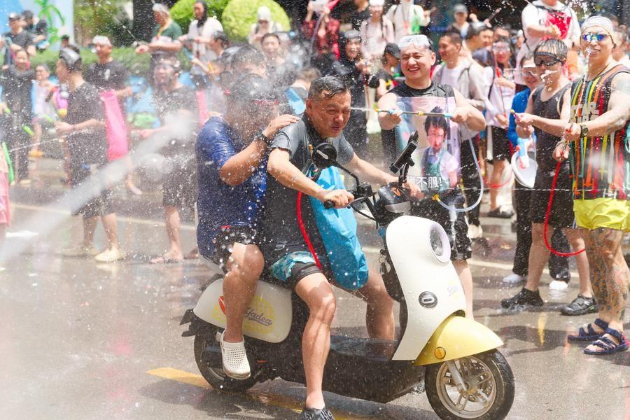 กลุ่มชาติพันธุ์ในยูนนาน ร่วมฉลองเทศกาล 'สาดน้ำ