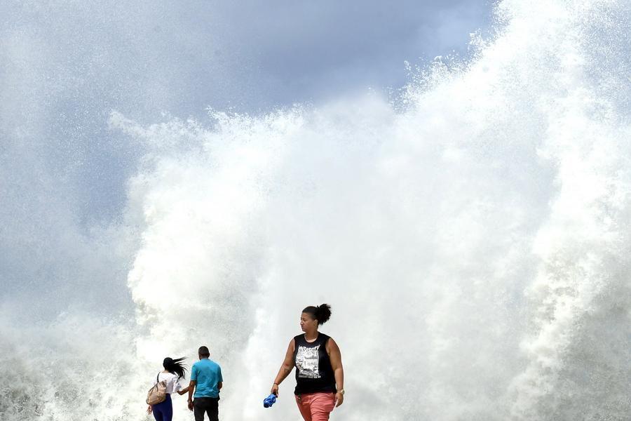 คลื่นสูงซัดชายฝั่ง ผลพวง 'เฮอริเคนมิลตัน' ในคิวบา