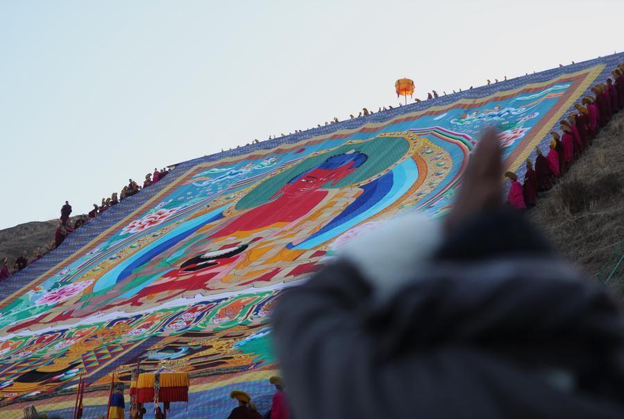 วัดลาบรังในจีนจัดพิธี 'อาบแดดพระพุทธ' ผู้คนเข้าร่วมคับคั่ง