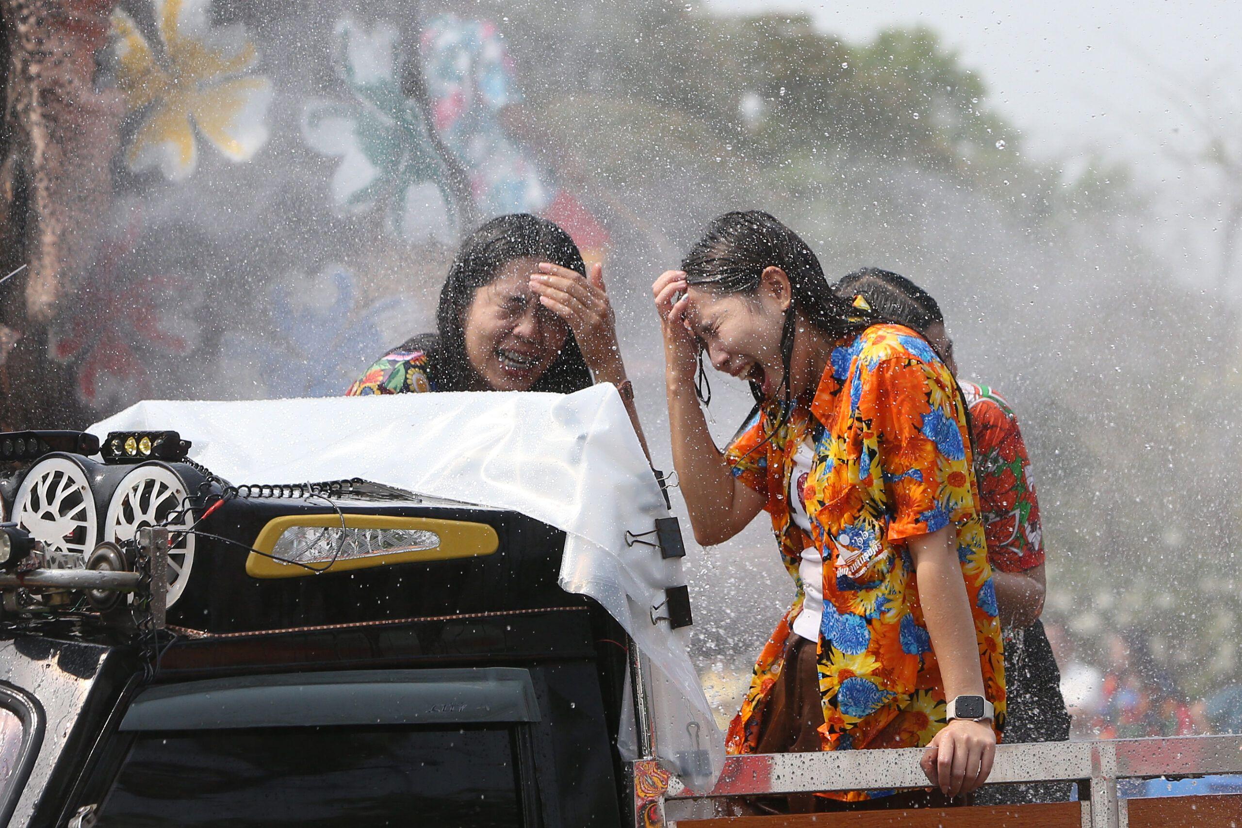 สีสันสงกรานต์! คน-ช้างสาดน้ำรับสงกรานต์สุดชุ่มฉ่ำในอยุธยา