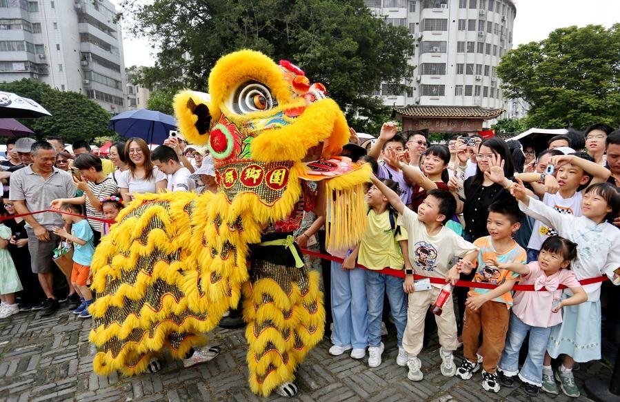 ชาวจีนเที่ยวชมธรรมชาติวัฒนธรรม เติมพลังช่วงหยุดยาววันแรงงาน