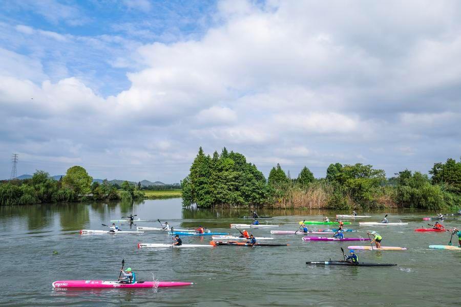 กิจกรรม 'พายเรือคายัค-เรือยืนมาราธอน' ตามลำน้ำในเจ้อเจียง