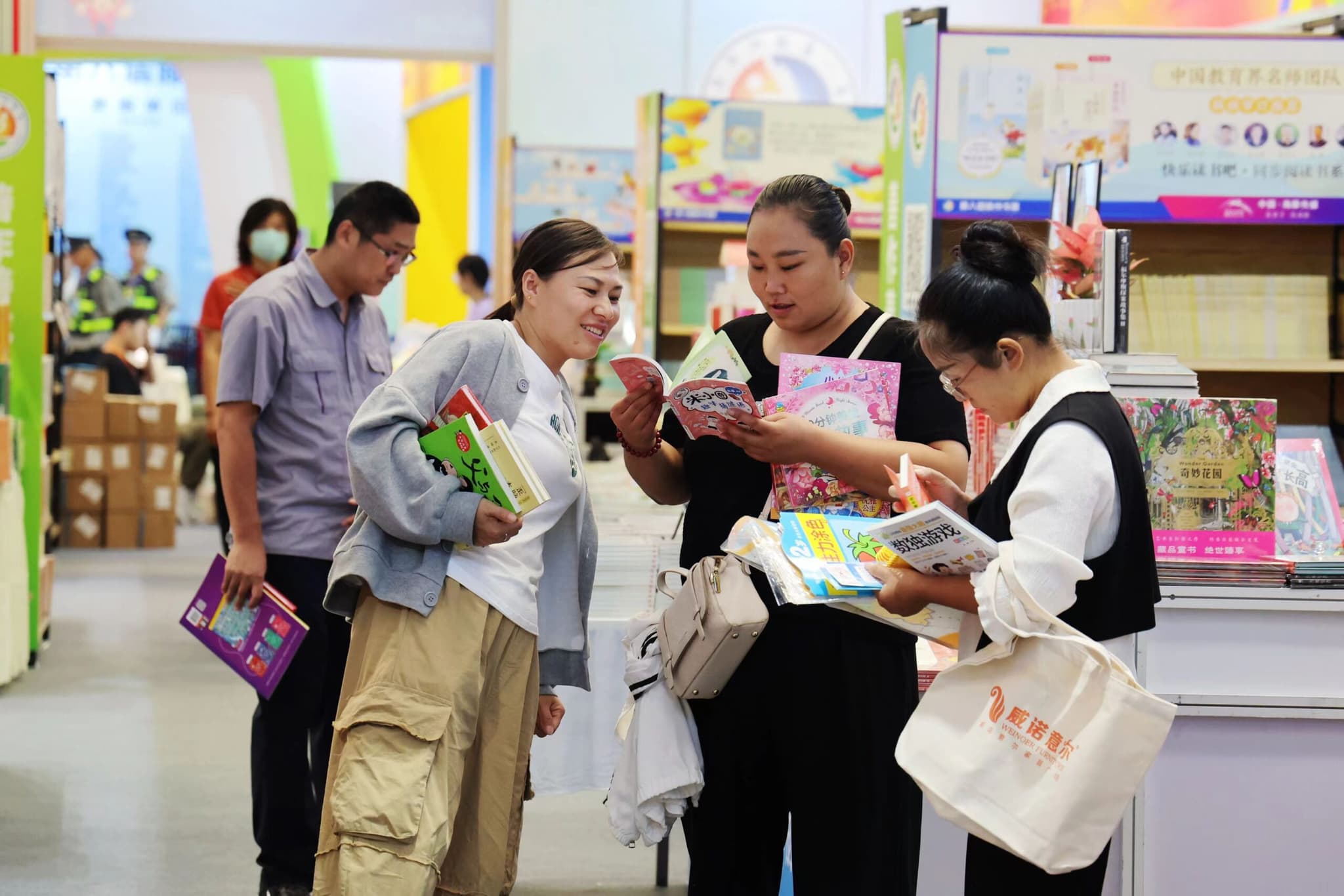 ‘มหกรรมหนังสือ’ ในจีน แจกโวเชอร์หลายล้านกระตุ้นนักอ่านคึกคัก