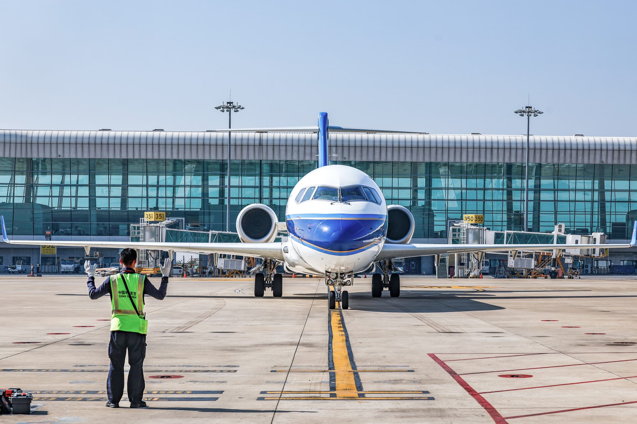 เครื่องบินโดยสาร ARJ21 ฝีมือจีน ประจำการที่สนามบินในอู่ฮั่น