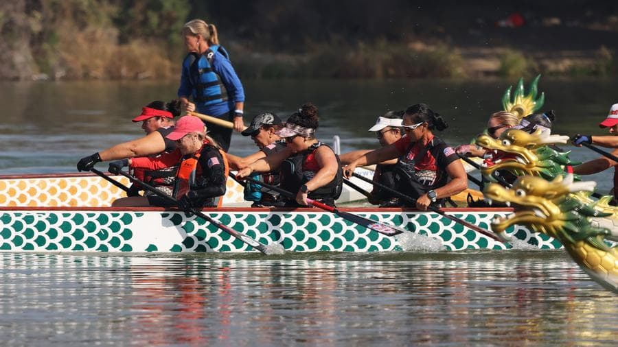 ทีมฝีพายประชันฝีมือแข่งพาย 'เรือมังกร' ในลอสแอนเจลิส