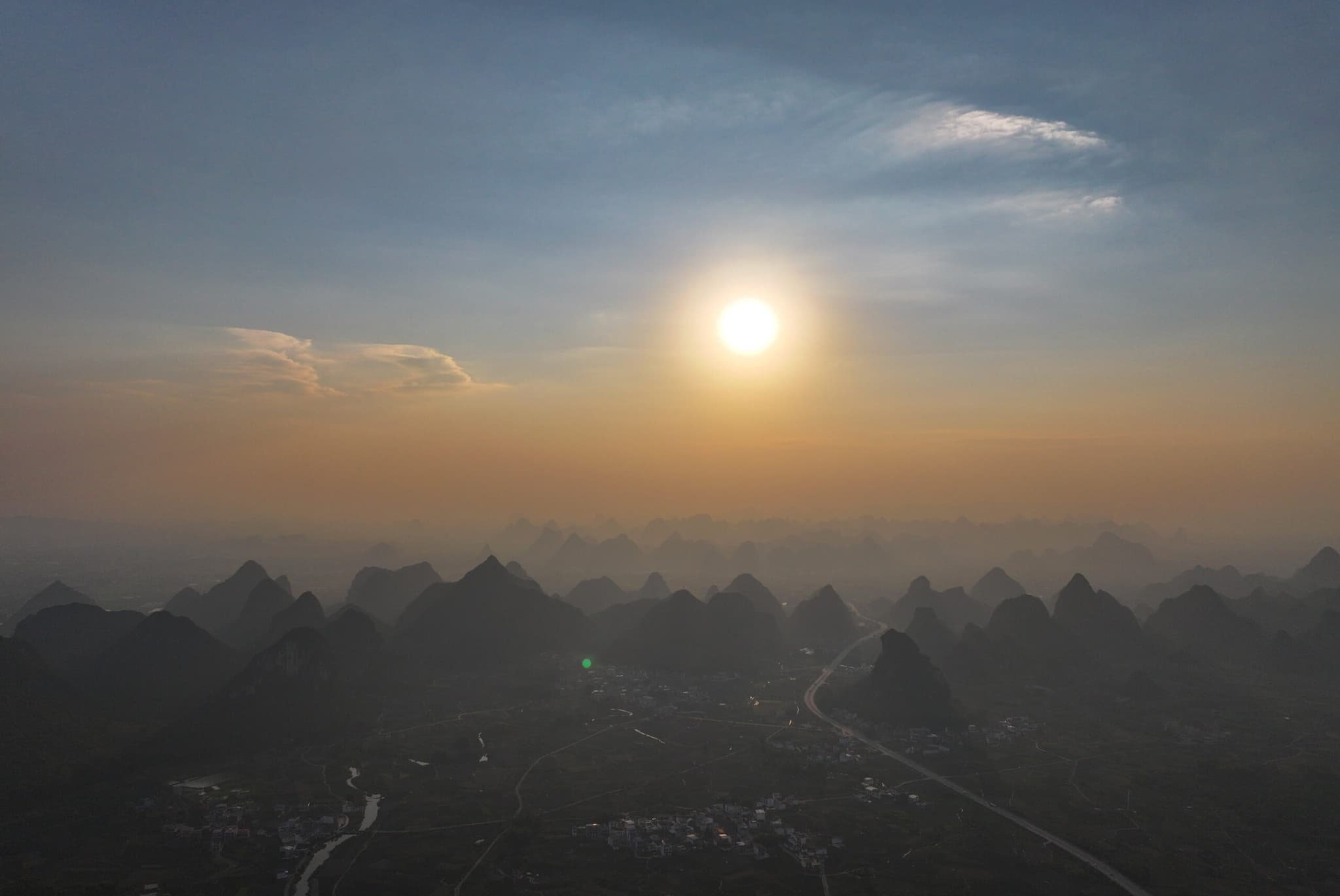 วิวนาผืนเหลี่ยม ขุนเขาลดหลั่น ยามสารทฤดูในกว่างซี