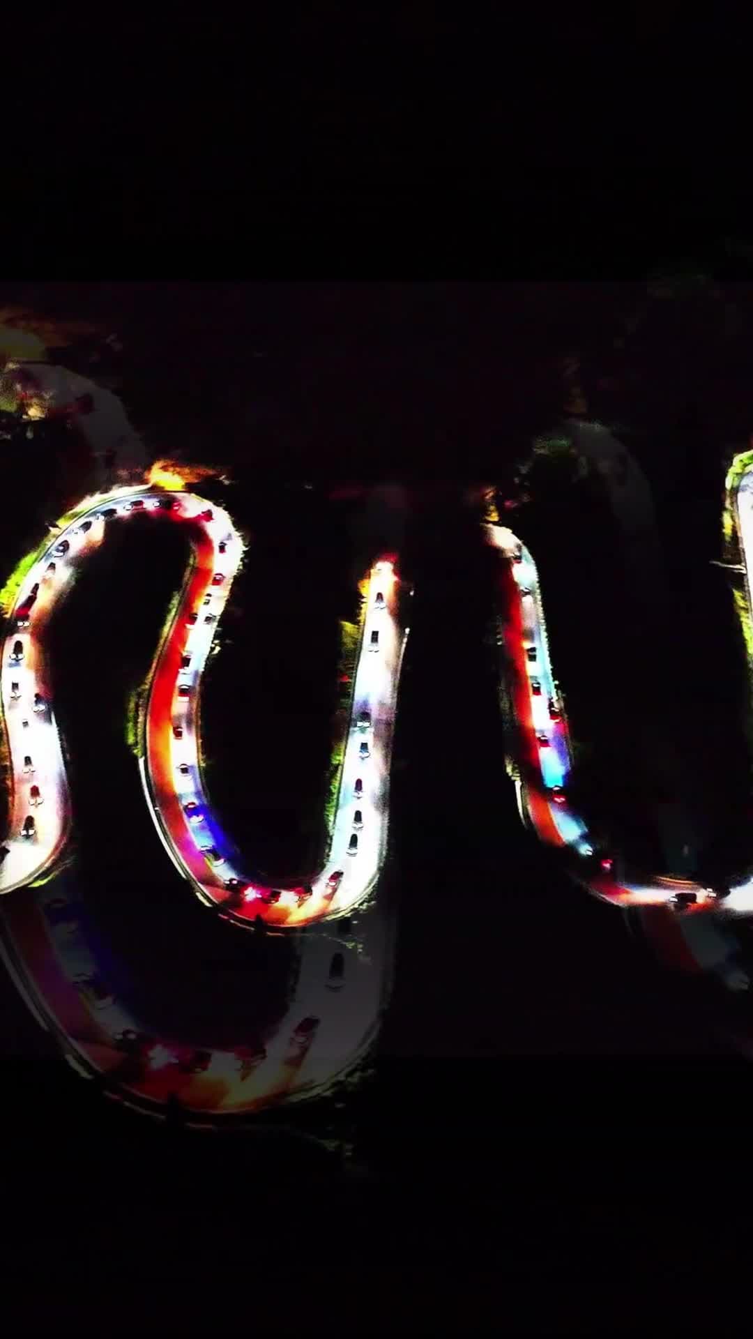 มังกรเรืองแสง! ยานยนต์ไต่ถนน 12 โค้งยามค่ำคืนในชิงไห่