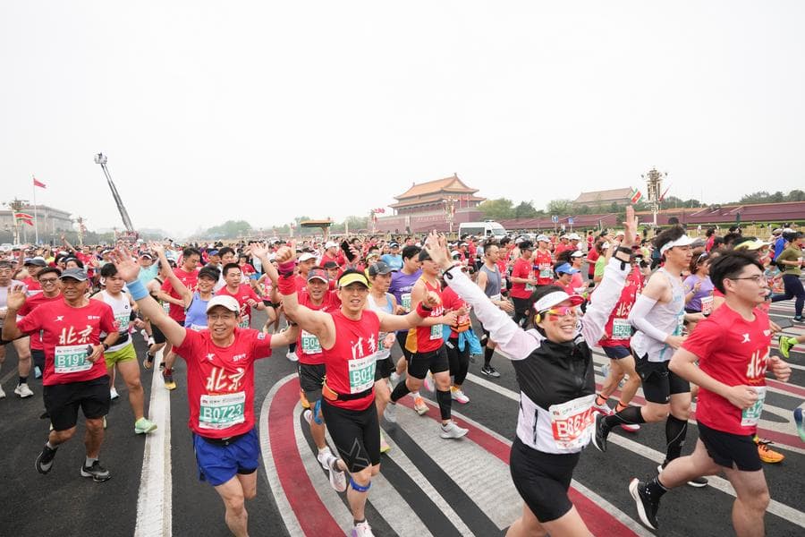 นักวิ่งทั่วโลกสมัครแข่ง 'ปักกิ่ง มาราธอน 2024' สูงเป็นประวัติการณ์กว่า 1.8 แสนคน