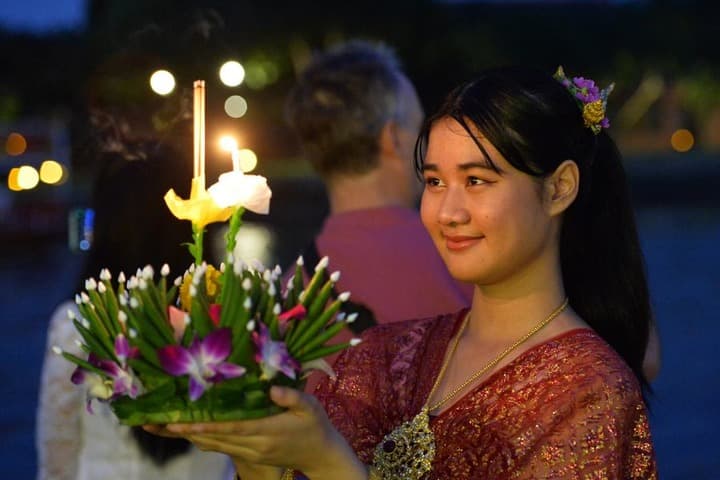 Asia Album : สวมชุดไทย 'ลอยกระทง' ขอพรในอยุธยา