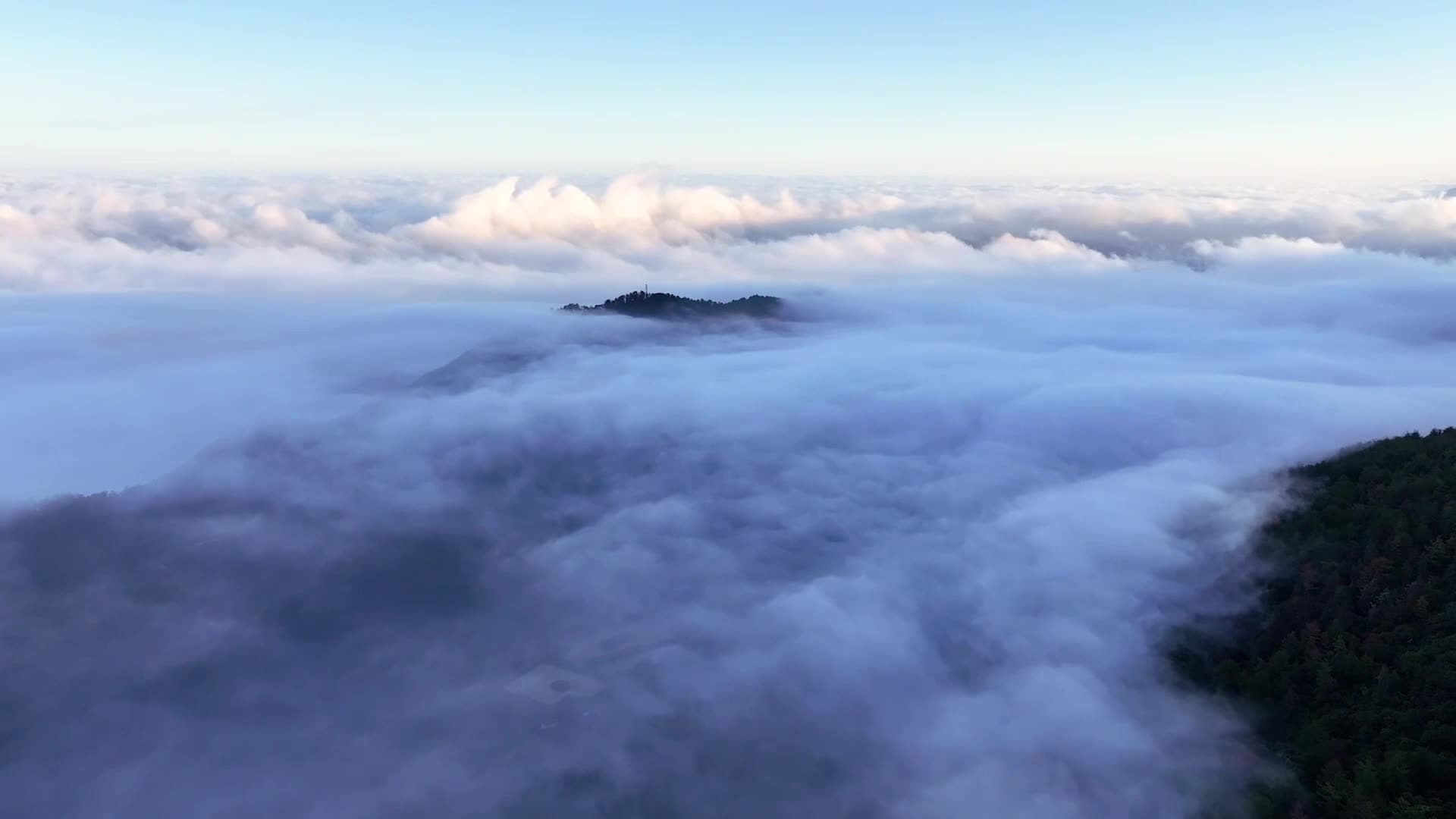 เกลียวคลื่นทะเลหมอกหนาห่มคลุมเขา 'อวี้ไต้' ในฉงชิ่ง