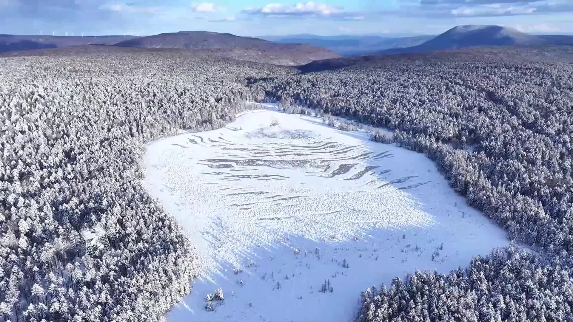 ทะเลสาบเหล่าหลี่เค่อ' ยามหิมะขาวห่มคลุมในจี๋หลิน