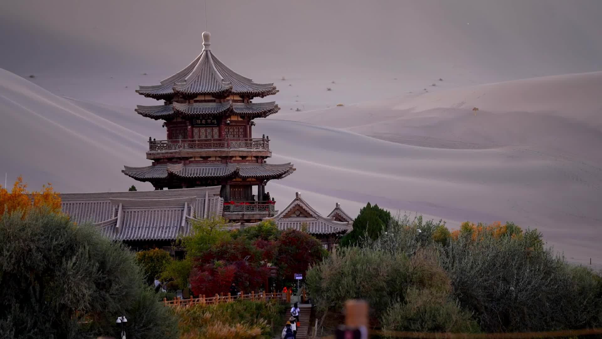 ผืนฟ้าคราม ทะเลทรายสีทอง สวยตรึงตาในตุนหวง