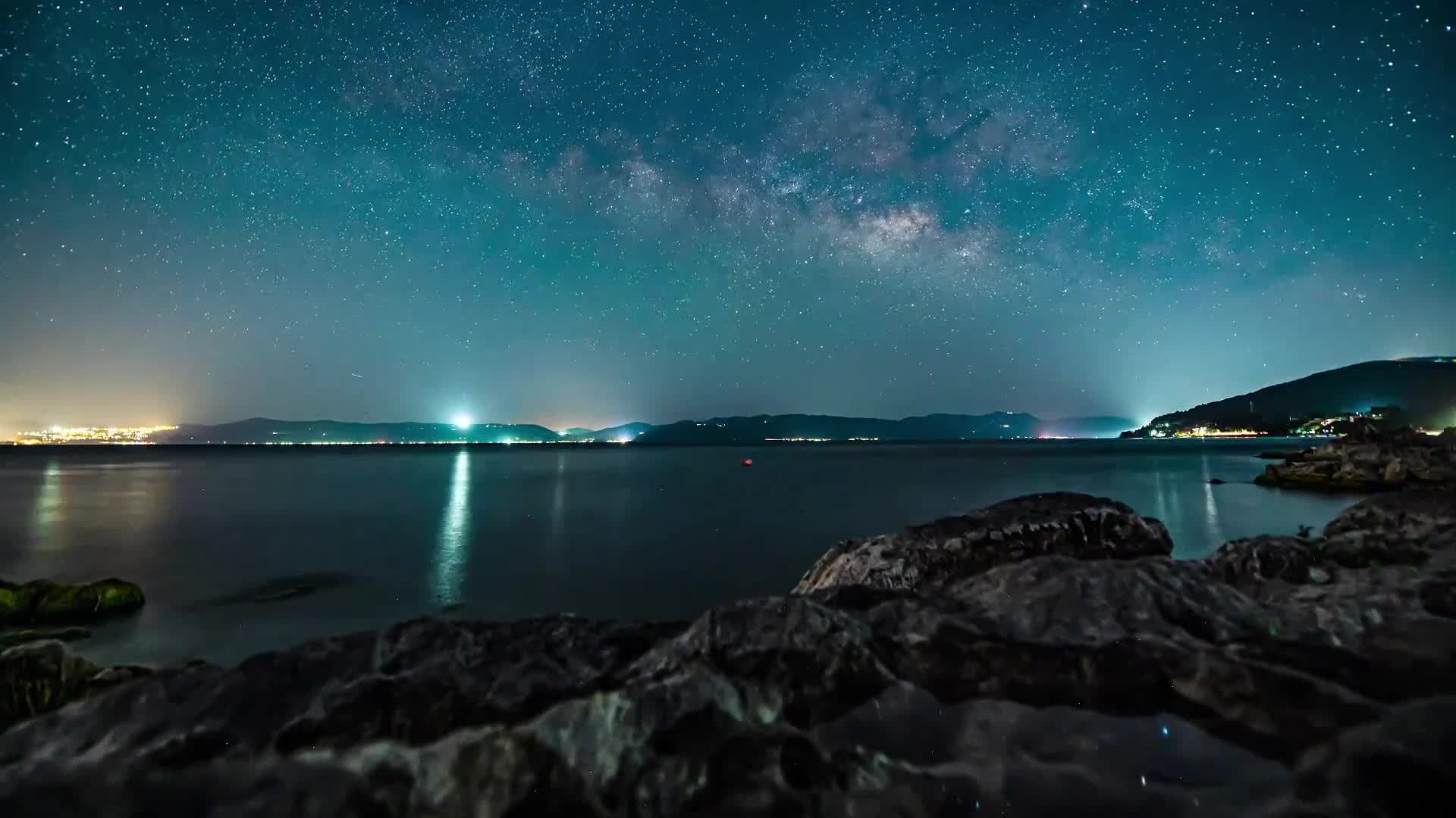 ราตรีดาวประดับเหนือ 'ทะเลสาบฝู่เซียน' งดงามชวนชมในยูนนาน