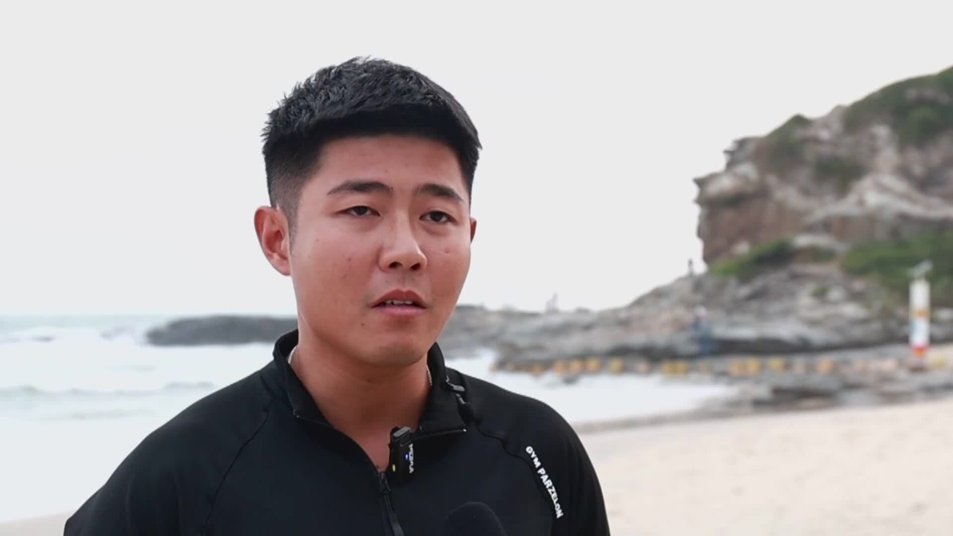 หนุ่มลูกทะเล' กระโจนฝ่าคลื่น ช่วยชีวิตคนริมทะเลในกวางตุ้ง