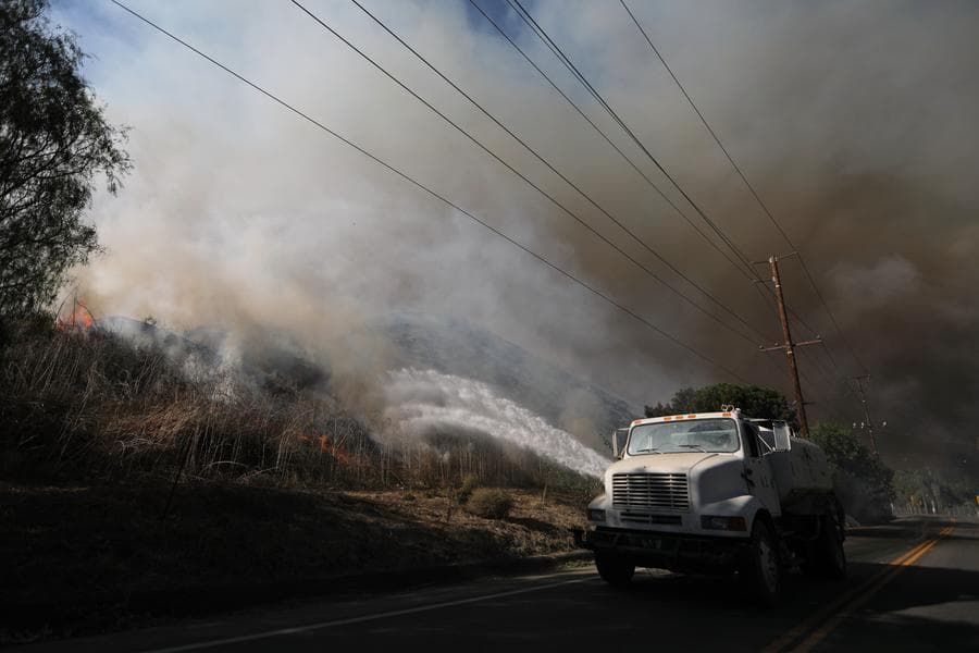ทีมดับเพลิงเร่งดับ 'ไฟป่า' ในแคลิฟอร์เนีย