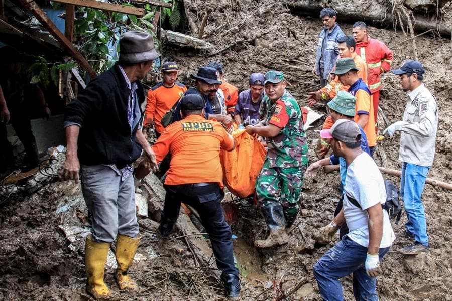 ผลพวง 'ดินถล่ม' หมู่บ้านในอินโดนีเซีย ดับ 13 เจ็บ 18