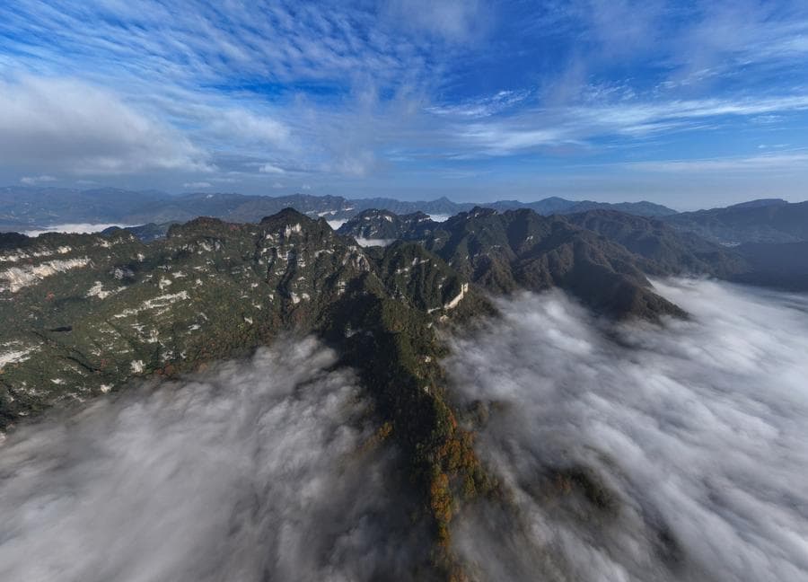 แมกไม้ผลัดใบ-เมฆหมอกห่มคลุม 'ภูเขากวงอู้' ในเสฉวน