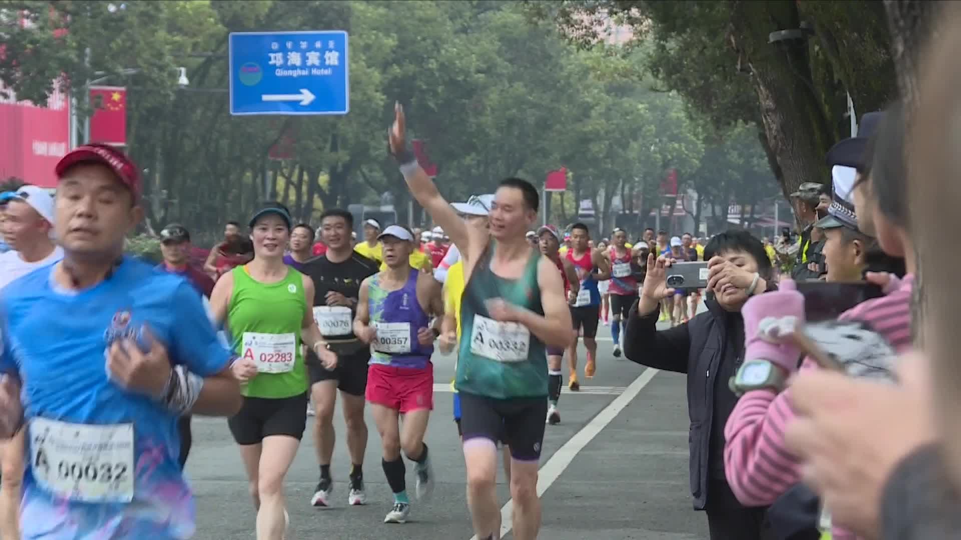 ทัพนักวิ่ง 2.5 หมื่นคน ร่วมวิ่ง 'มาราธอนริมทะเลสาบ' ในเสฉวน