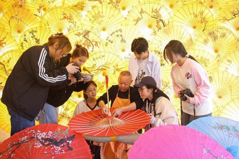 จีนสร้าง 'ห้องปฏิบัติการมรดกวัฒนธรรมจับต้องไม่ได้' กว่า 9,100 แห่ง หนุนอนุรักษ์-จ้างงาน