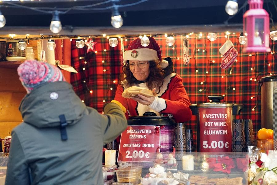 ผู้คนเดินเที่ยว 'ตลาดคริสต์มาส' ในลัตเวีย