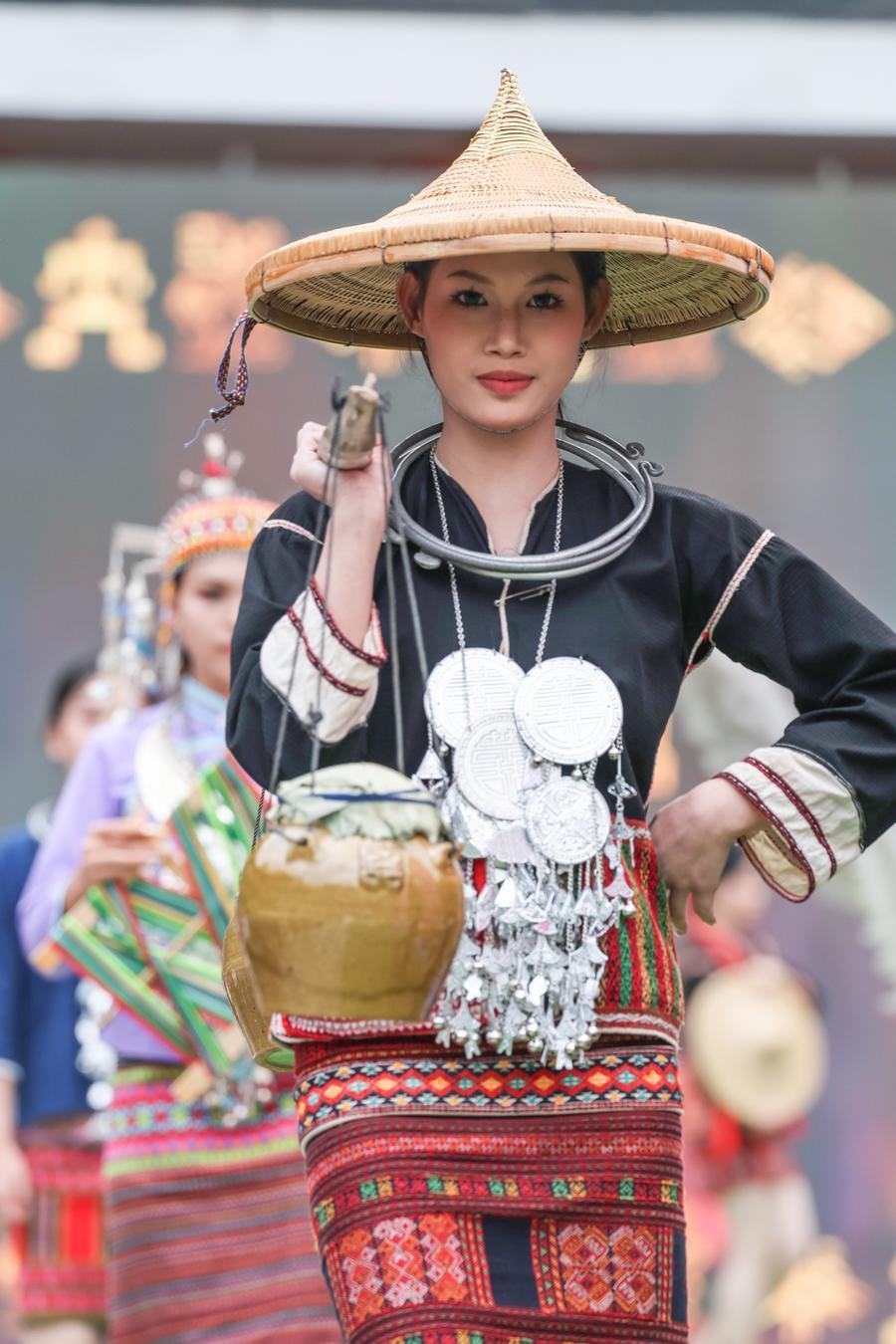 ชมแฟชั่นโชว์ 'กลุ่มชาติพันธุ์' วัฒนธรรมท้องถิ่นอู่จื่อซาน
