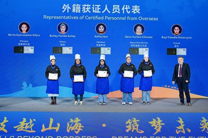 ชาวต่างชาติ 19 คน ร่วมคว้าใบรับรอง 'เชฟหม้อไฟ' ชุดแรกของจีน