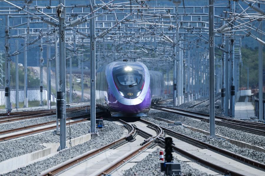 นักวิจัยจีนคิดวิธีรักษาการสื่อสารคงที่บน 'รถไฟเร็วสูงพิเศษ' ในอนาคต