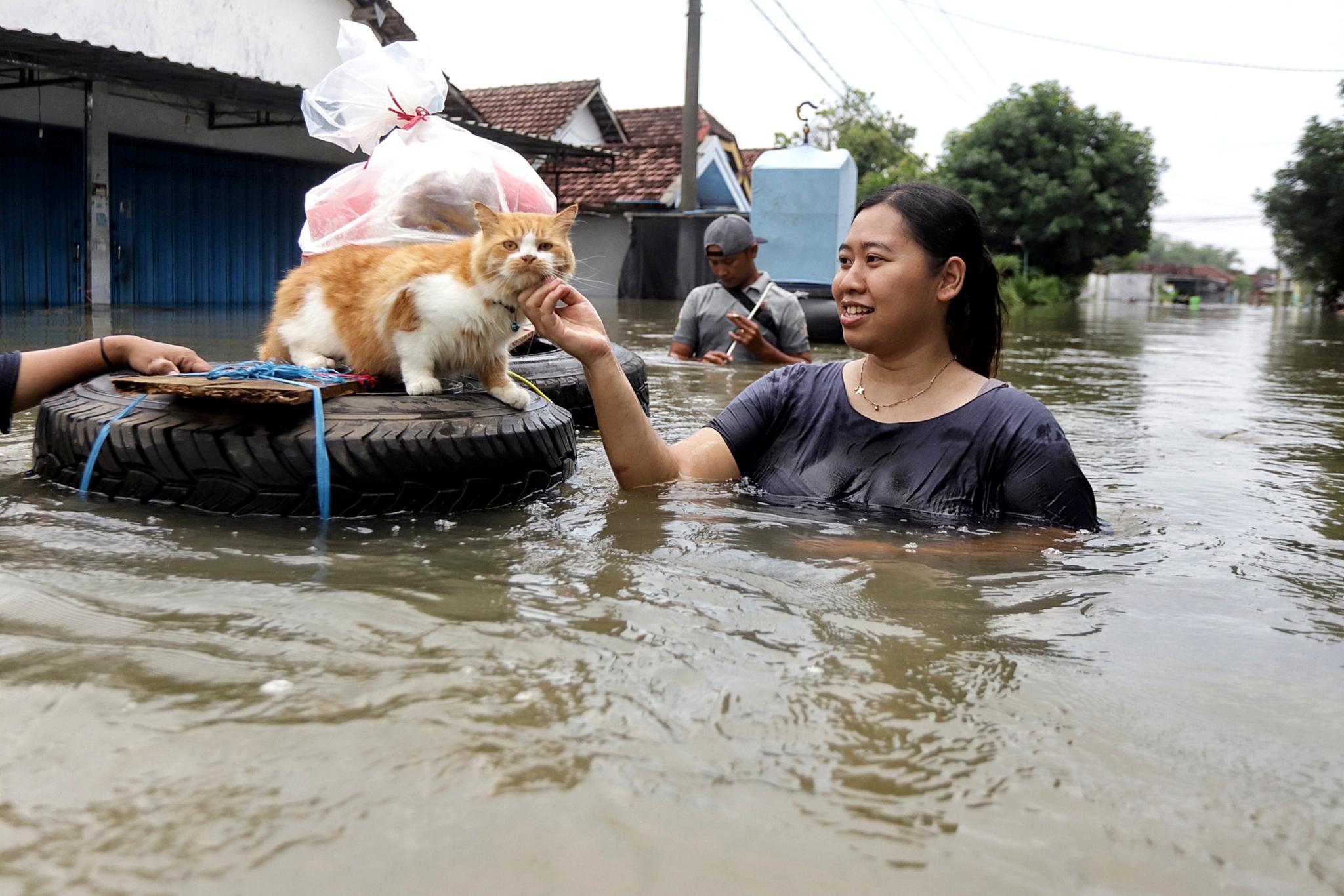 ชาวบ้านอินโดฯ ออกสัญจรฝ่าน้ำท่วมสูง