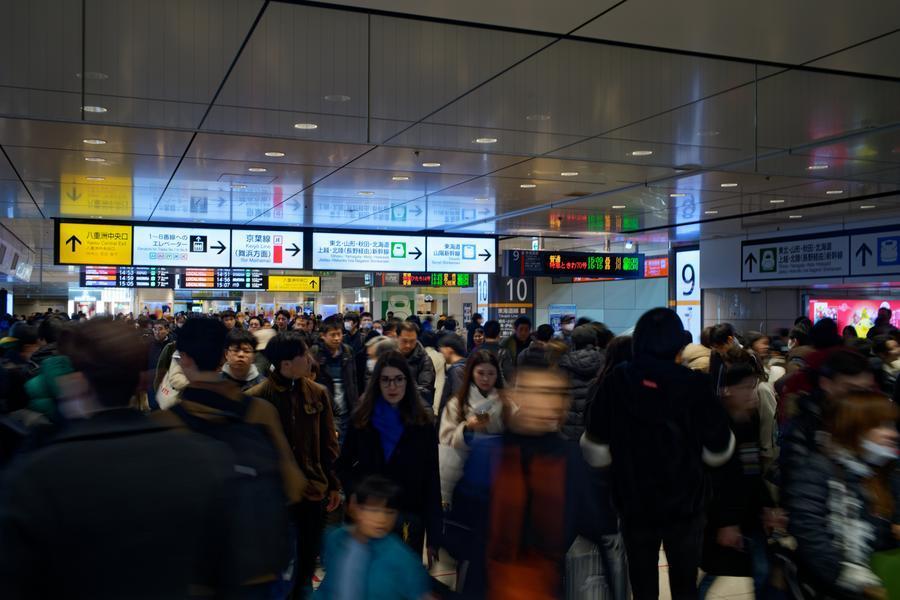 ผู้คนจับจ่ายซื้อของเตรียมฉลองปีใหม่ในโตเกียว