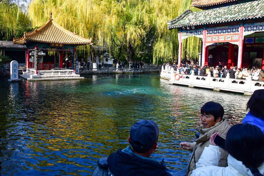 นทท.เยือน 'น้ำพุร้อนเป้าทู' ที่เที่ยวดังในจี่หนาน ช่วงฤดูหนาว