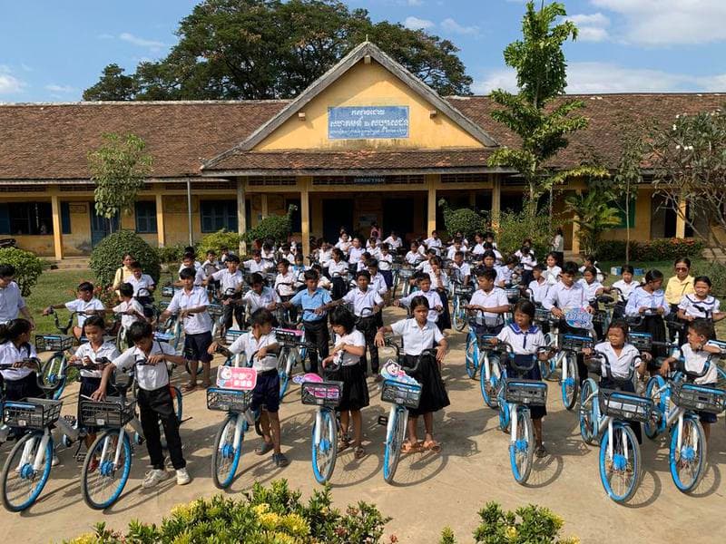 จักรยานจีนช่วยลดอัตรานักเรียนด้อยโอกาส 'ลาออก' ในกัมพูชา