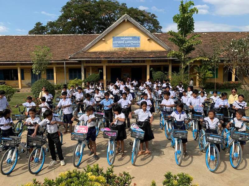 จักรยานจีนช่วยลดอัตรานักเรียนด้อยโอกาส 'ลาออก' ในกัมพูชา
