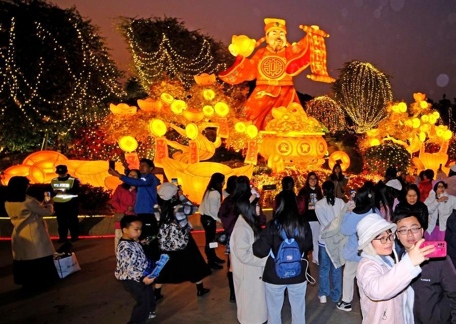 สีสันโคมไฟในจีน ส่องสว่างต้อนรับ 'ตรุษจีน