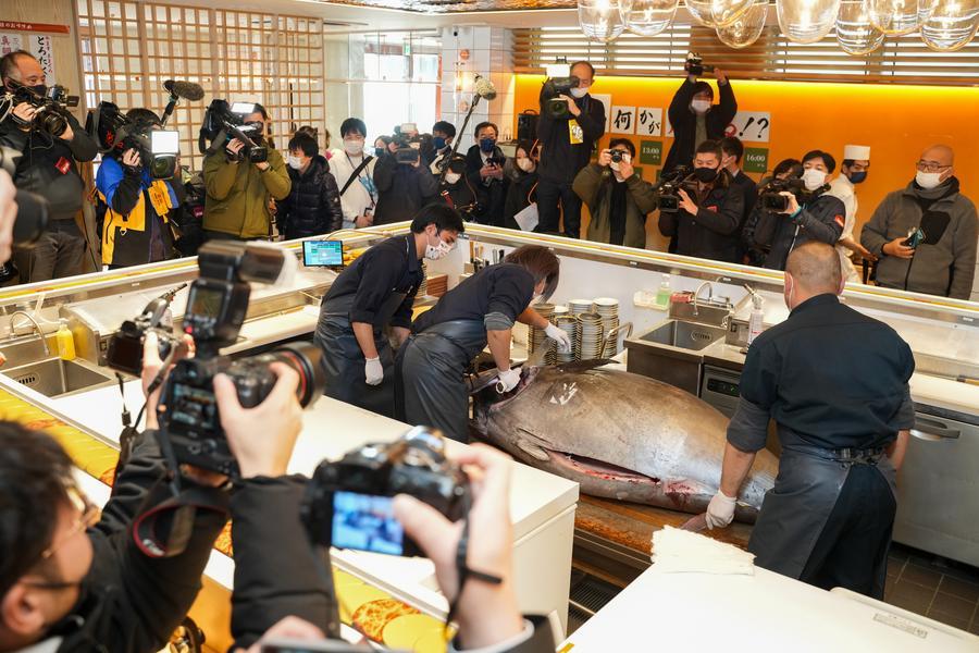 ตลาดปลาชื่อดังในโตเกียว ประมูล 'ทูน่า' ครั้งแรกของปี 2025 ราคาพุ่งแตะ 207 ล้านเยน