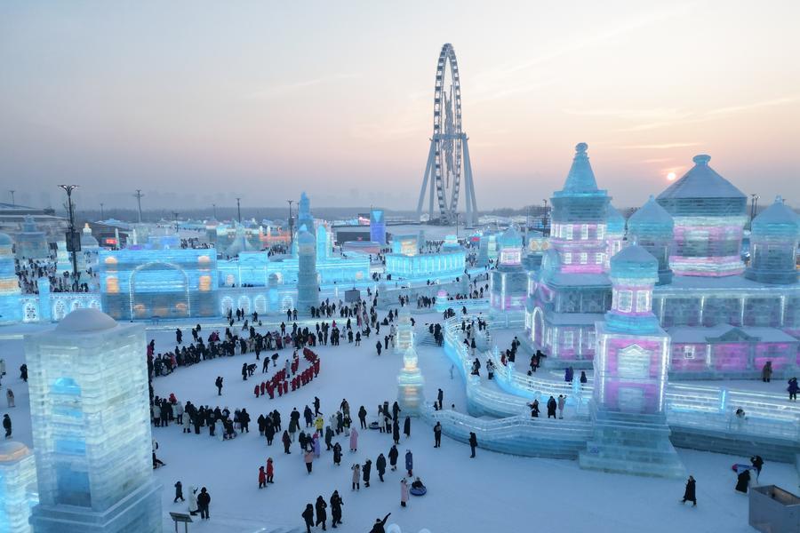ทัพ 'นักไวโอลิน' รุ่นเยาว์ โชว์ลีลาหน้าปราสาทน้ำแข็งในฮาร์บิน