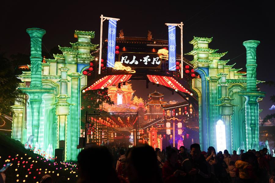 มนต์เสน่ห์แสงสี 'โคมไฟจื้อกง' ฉลองตรุษจีนสุดอลังการ