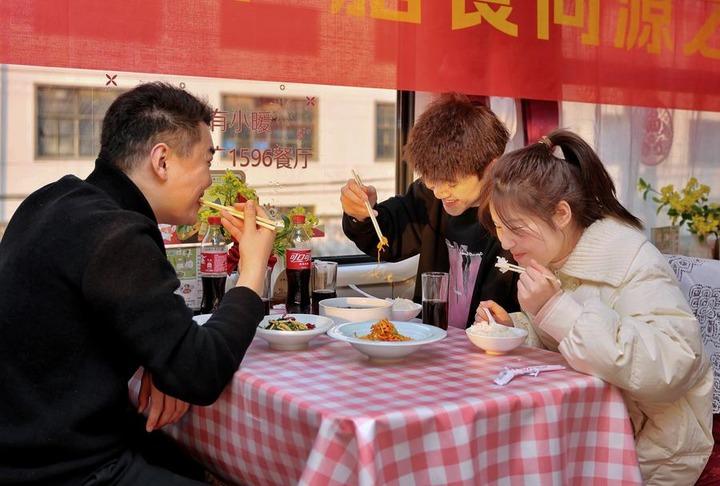 เชฟปรุง 'อาหาร' สดใหม่บนรถไฟจีน ยกระดับประสบการณ์ผู้โดยสาร